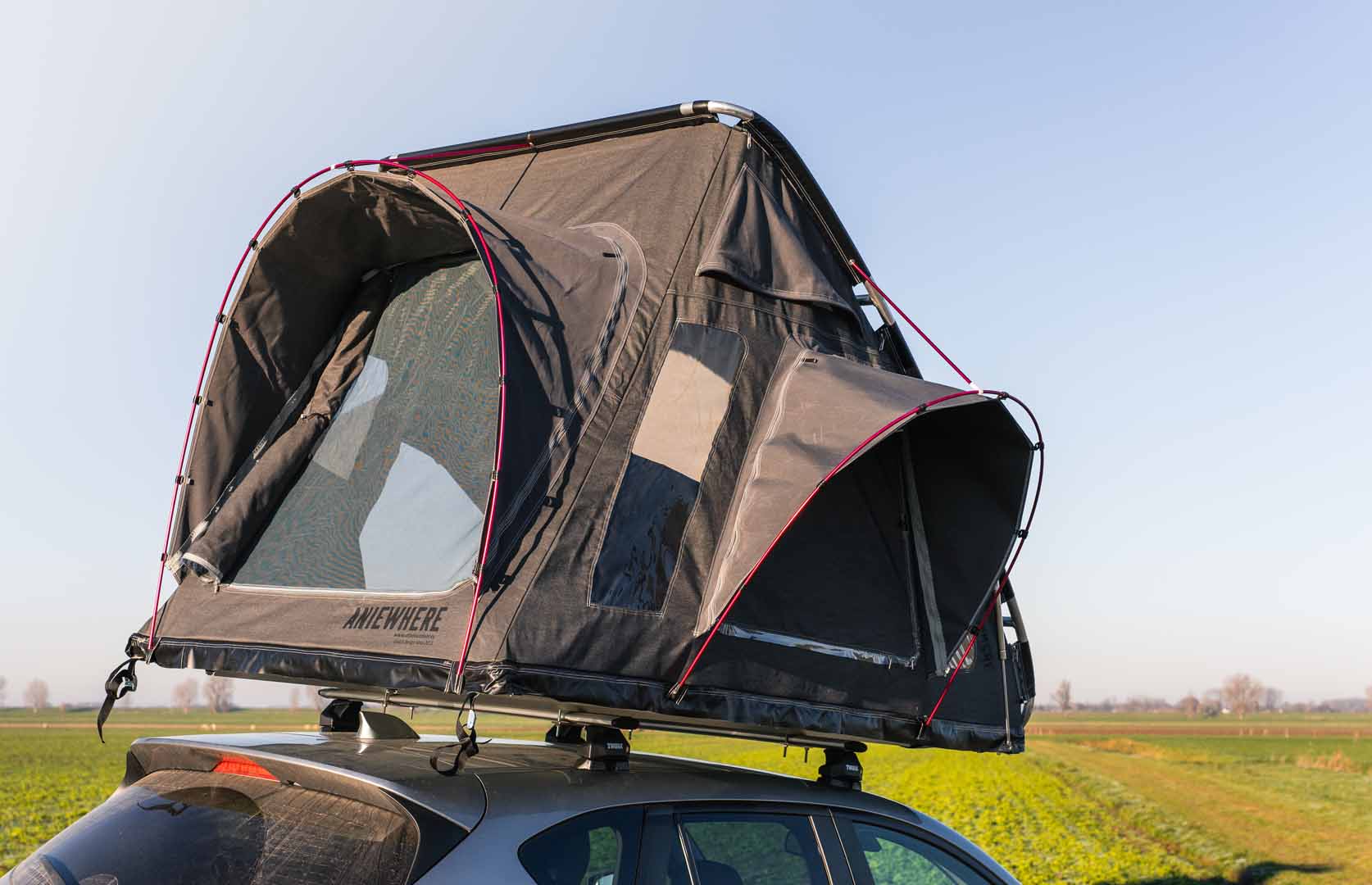 https://8987580.fs1.hubspotusercontent-na1.net/hubfs/8987580/Website%202023/Producten/Rooftoptents/Aniewhere%20B/Aniewhere_zwart_dtbdoutdoor9837.webp